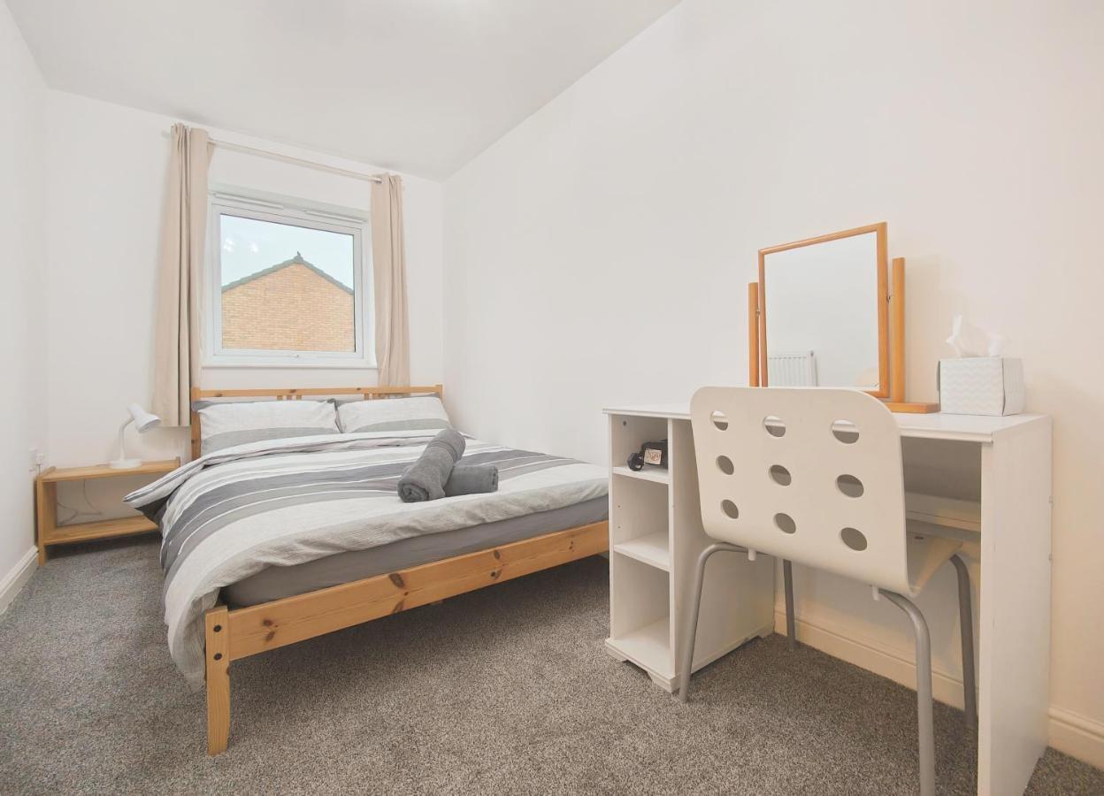 The Metcombe - Holiday Home With Free Parking - 10 Minutes Walk To Coop Live Arena & Etihad Stadium — Photos 1