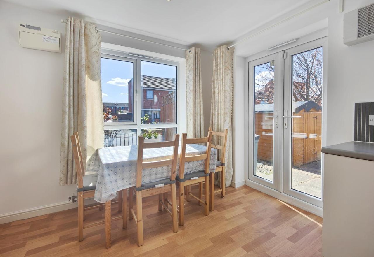 The Metcombe - Holiday Home With Free Parking - 10 Minutes Walk To Coop Live Arena & Etihad Stadium, Manchester